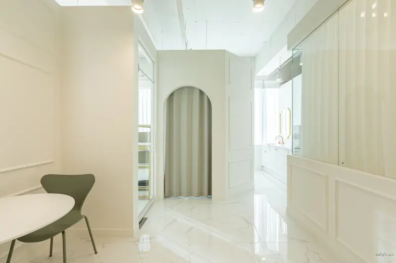 아치형 피팅룸과 유리파티션의 모던 필라테스